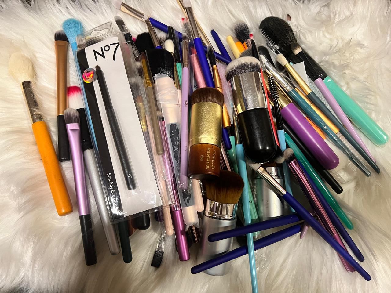 MIX. MAKE-UP BURSH PACK OFF 22